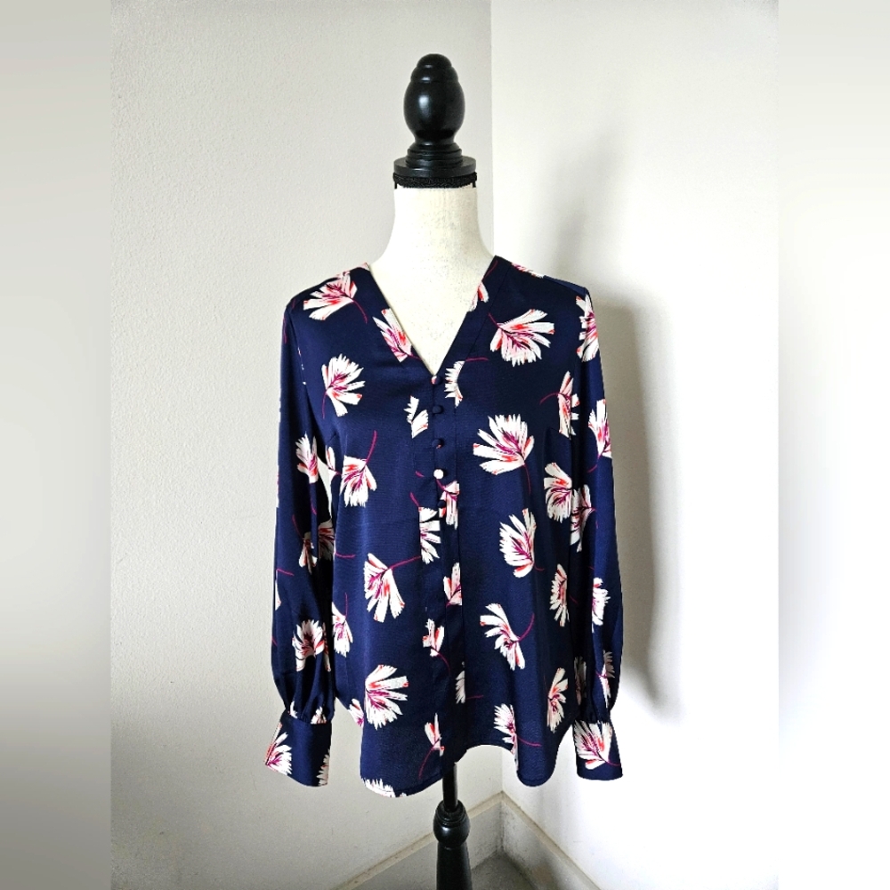 🌼Express Blue Pink floral Long Sleeve Blouse size medium.  NWOT 🌼